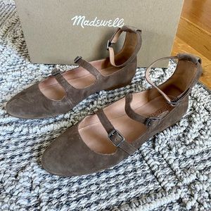 Madewell Triple Strap Flats in Suede
Size 7
Color Wet Pebble